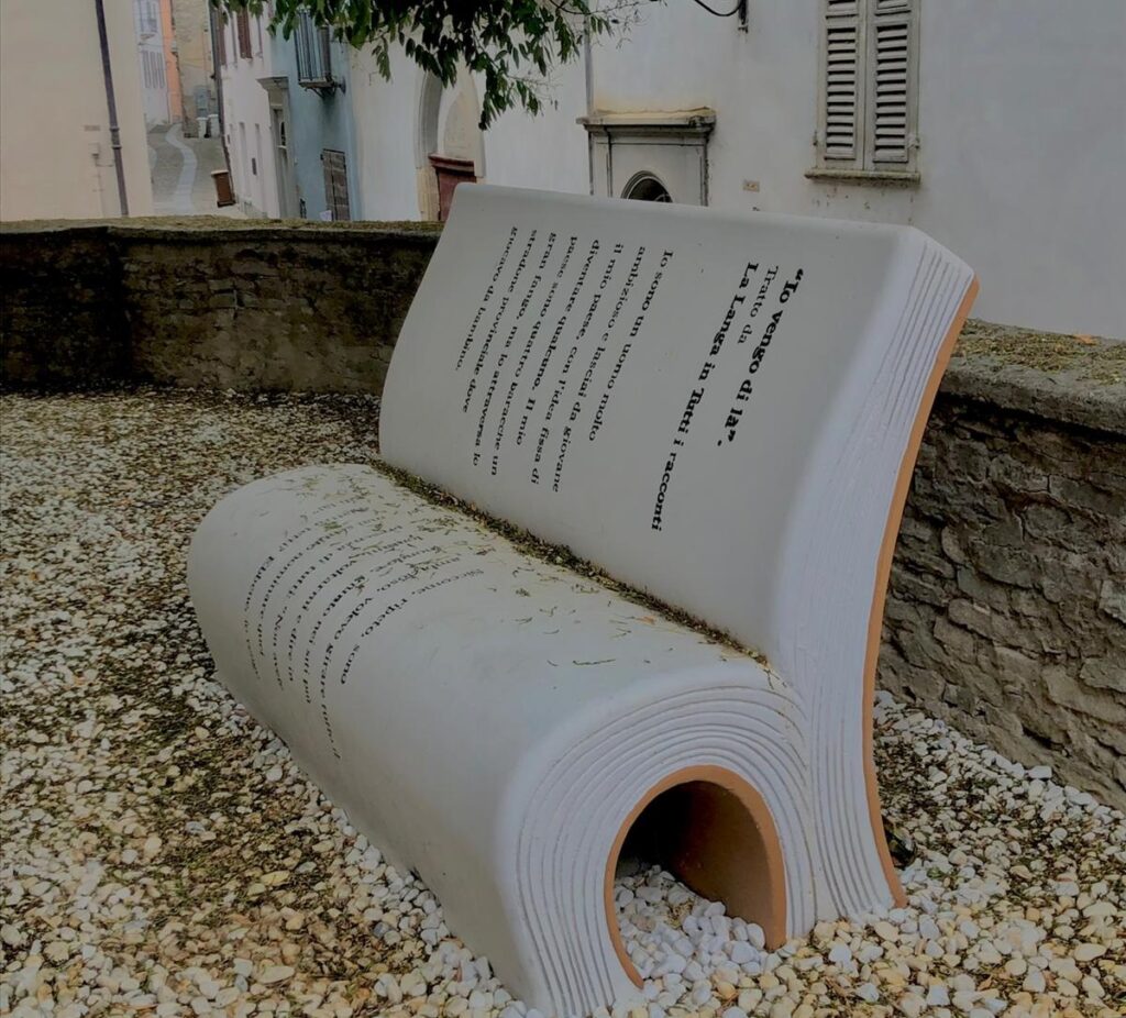 La "panchina-libro" di fronte all’ingresso della Fondazione Cesare Pavese, su cui è riportato l'incipit del racconto “La Langa” (Feria d’agosto).